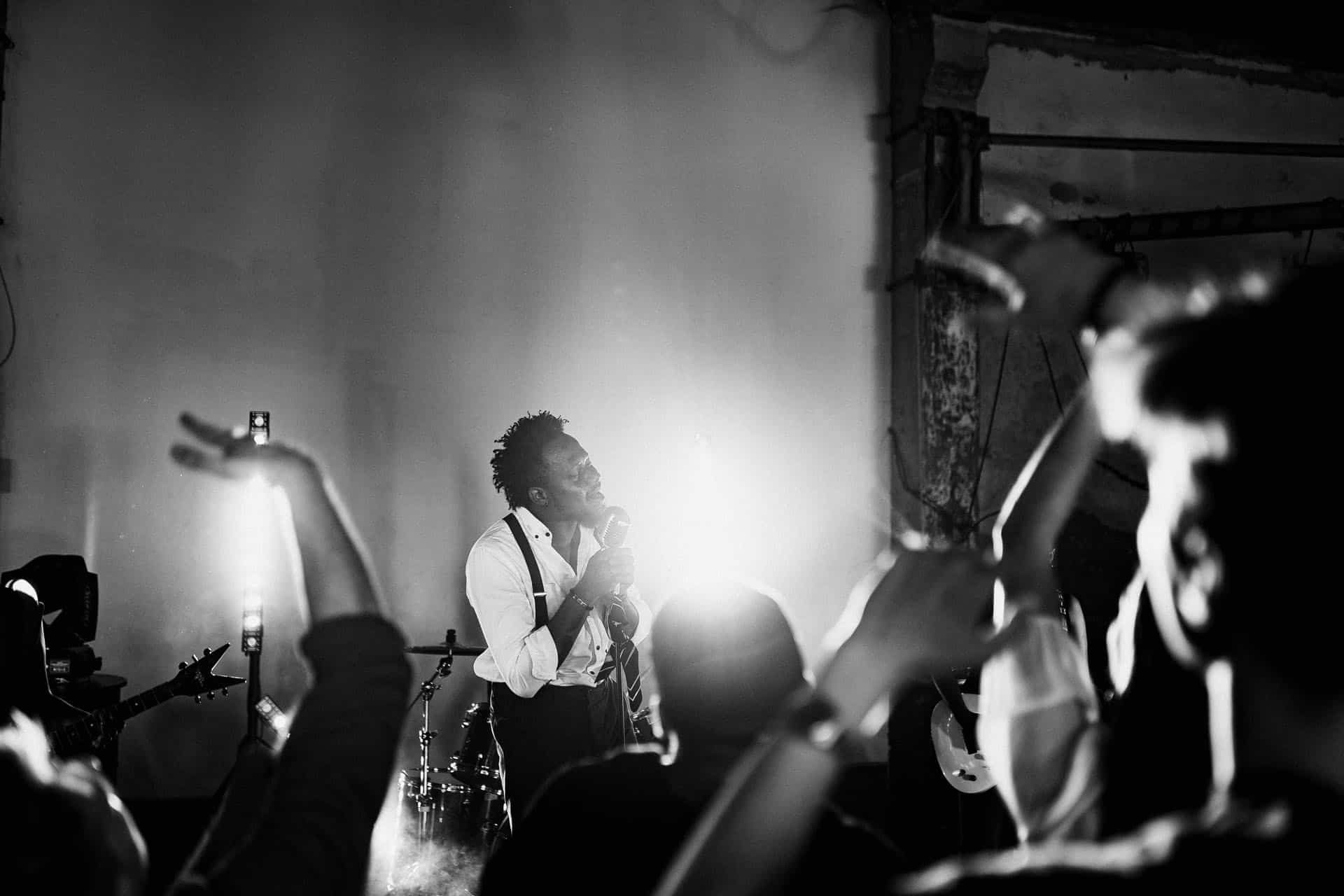 Schwarz-Weiß-Foto eines Sängers vor Publikum