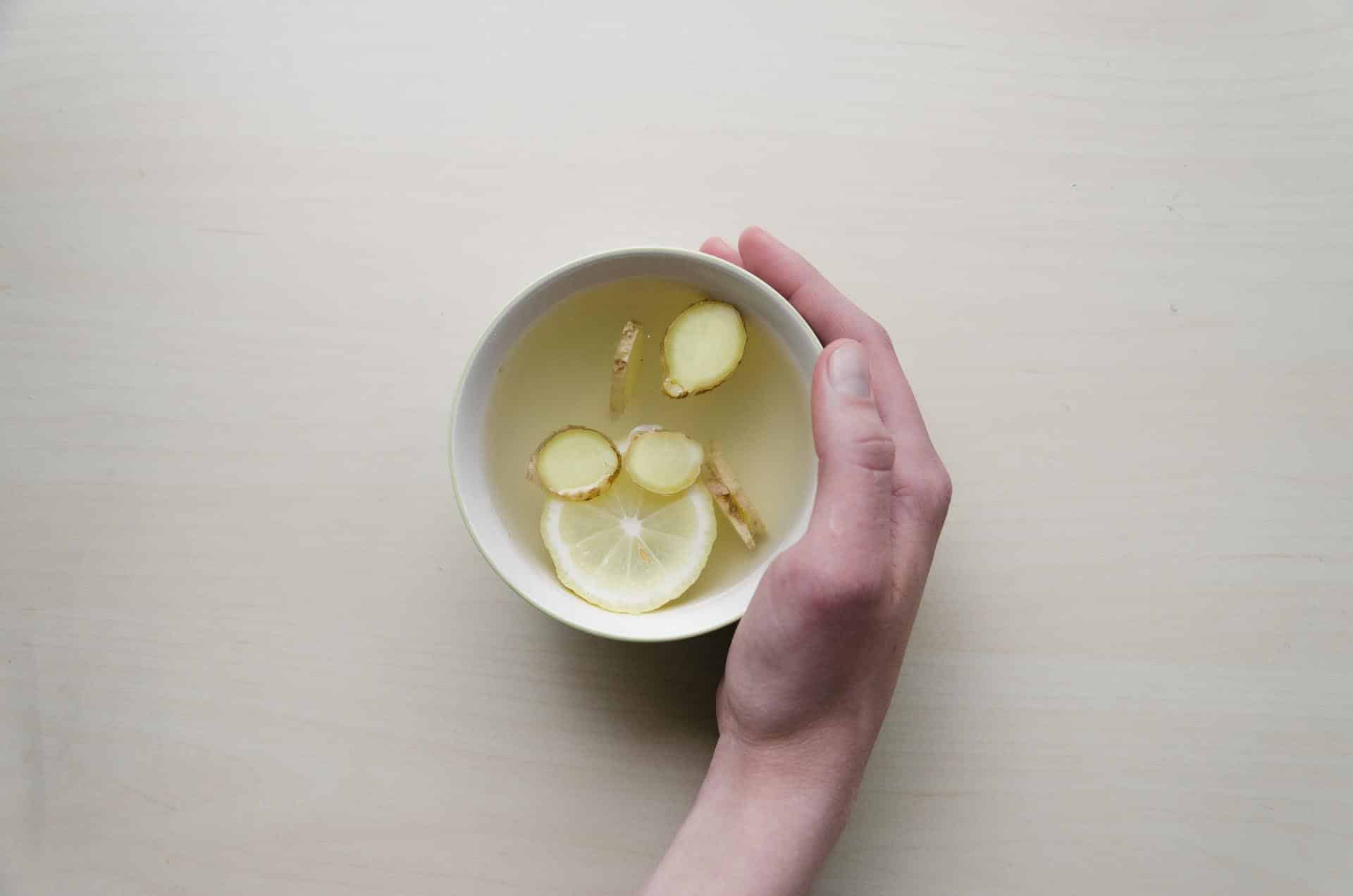 Nahaufnahme von Zitrone und Ingwer in einer weißen Schüssel im Wellnesshotel in Bad Krozingen