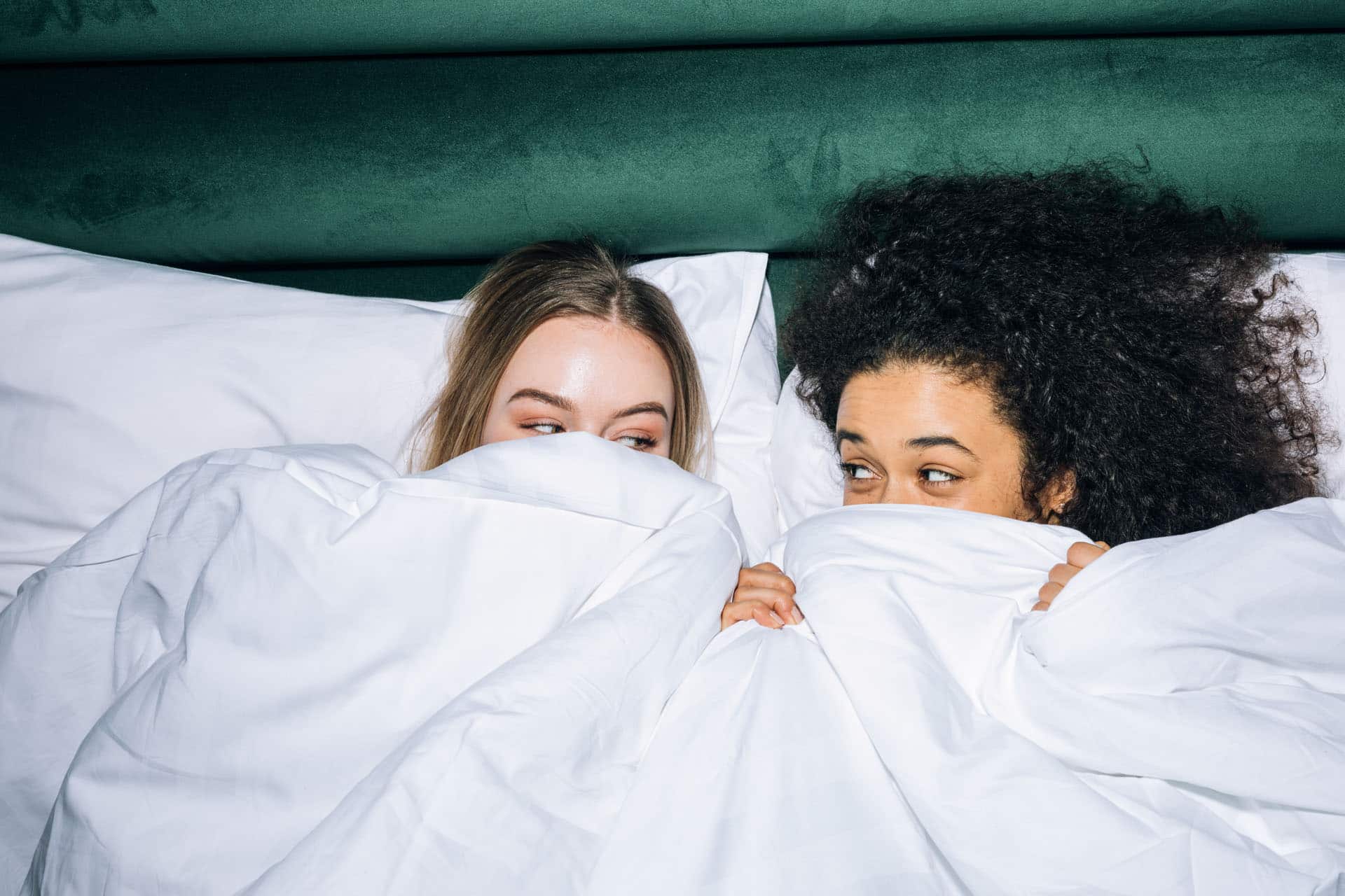 Zwei Freundinnen im Bett im Lifestyle Hotel Nouri