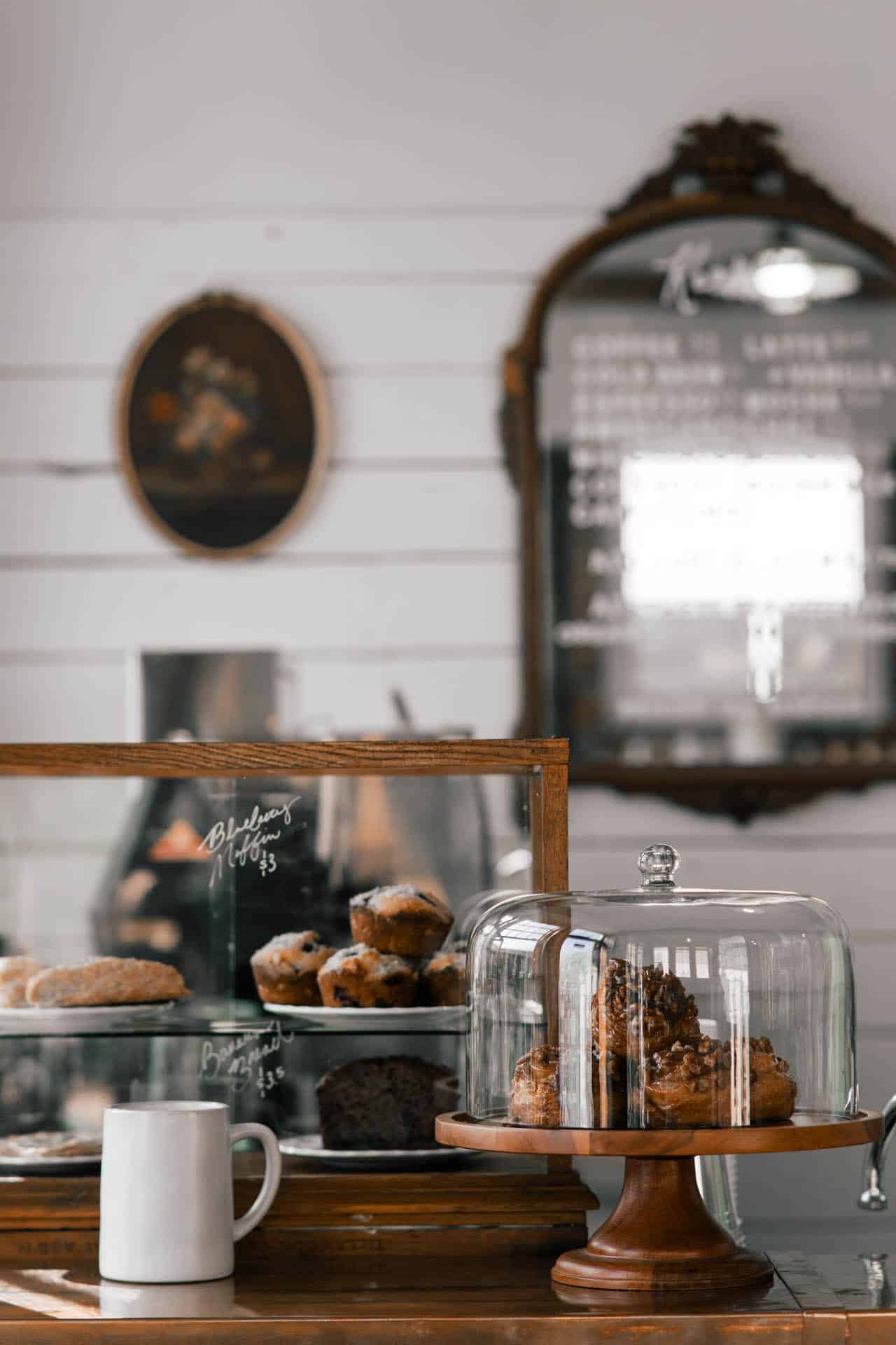Muffins und Backware im Schaufenster in der Bar in Bad Krozingen