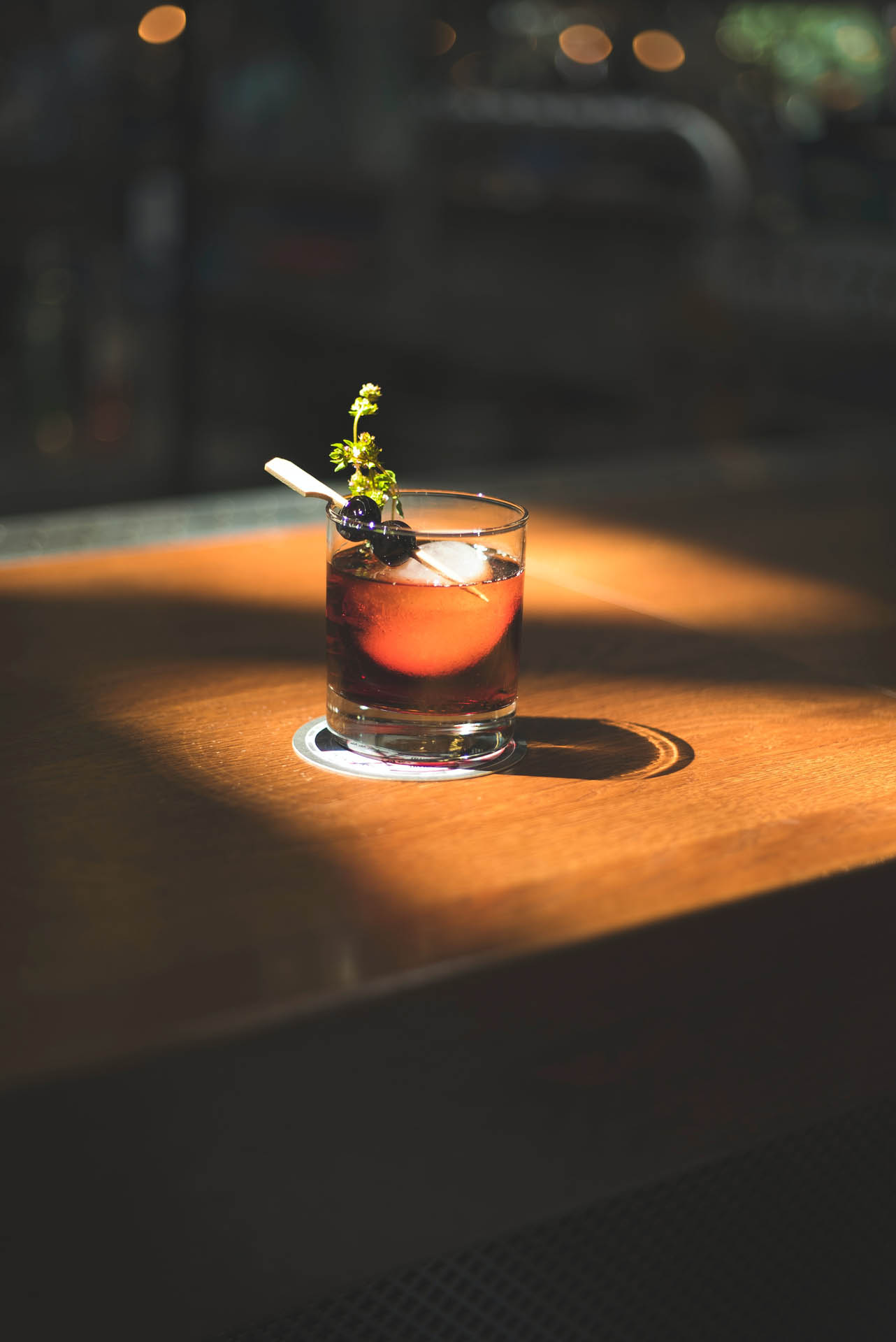 Ein Cocktail auf dem Tisch in der Rooftop Bar in Freiburg