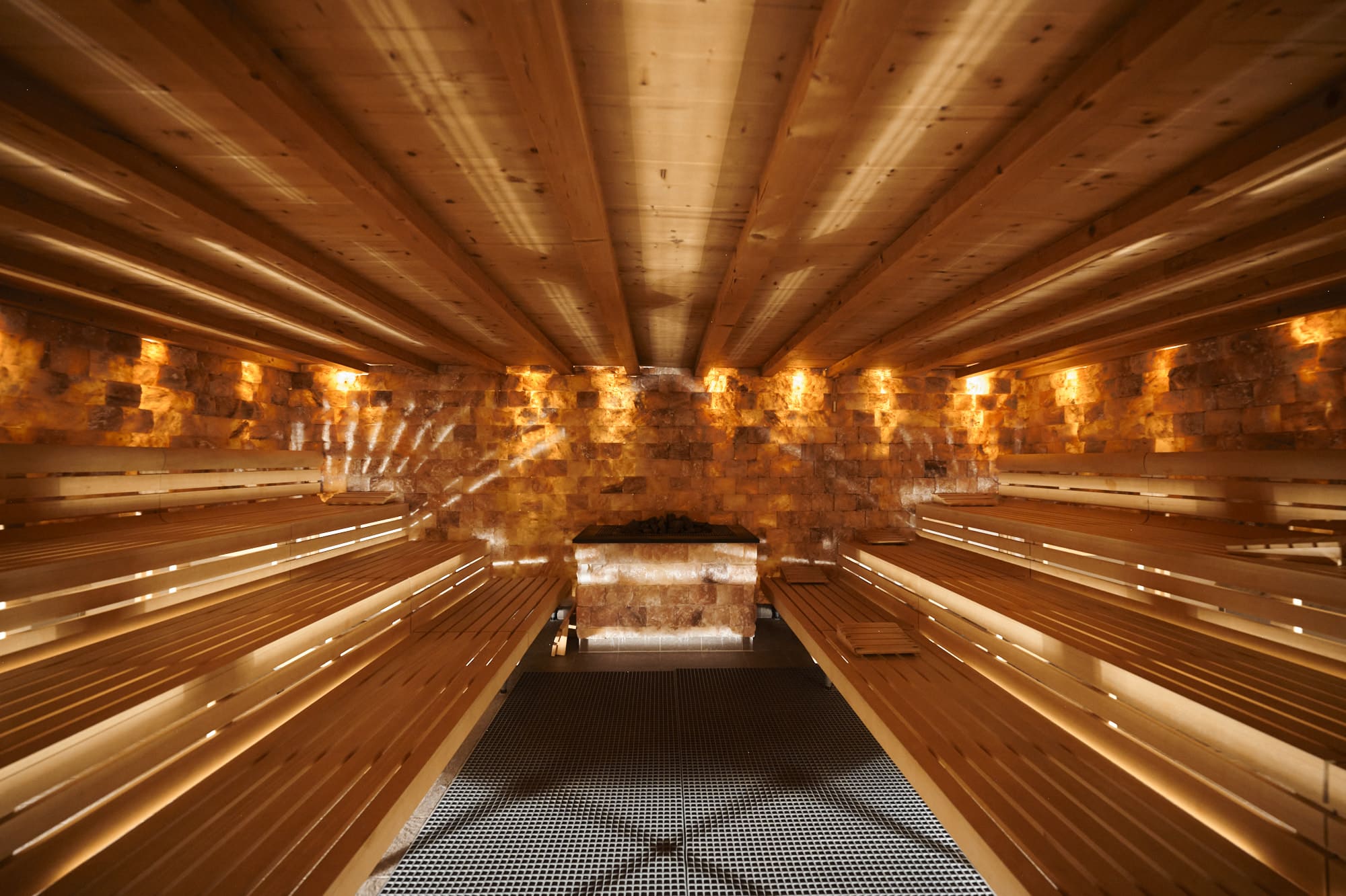 Blick in die Sauna und auf hölzernen Saunabänke im Hotel mit Thermen-Zugang im Schwarzwald