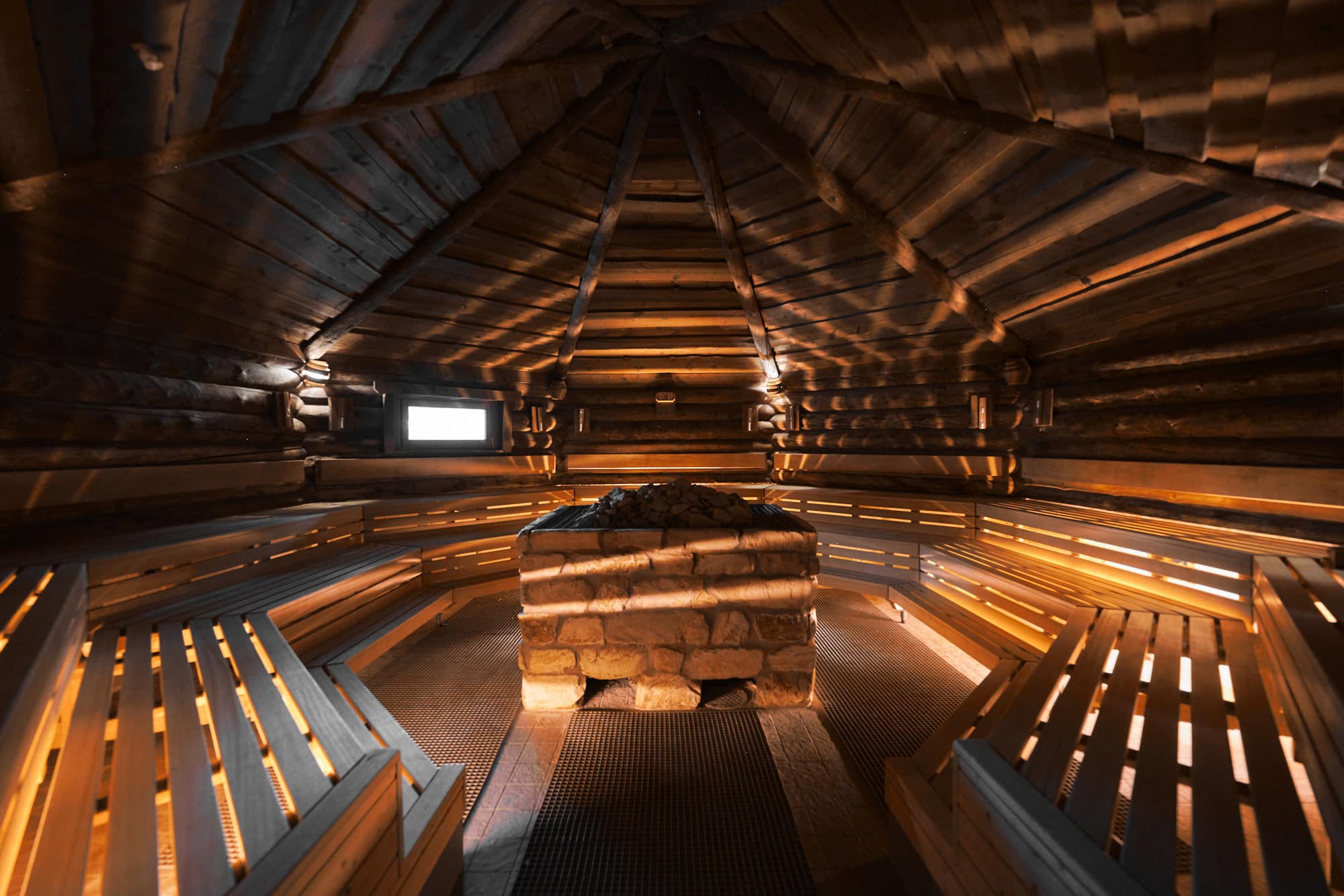 Einblick in die runde Sauna mit hölzernen Saunabänken im Hotel mit Therme-Zugang im Schwarzwald